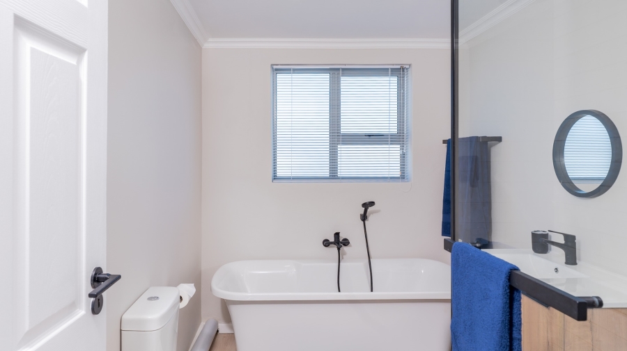 4 Bedroom Property for Sale in Struisbaai Western Cape